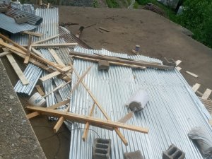 Fırtınanın uçurduğu çatı 2 evde hasara yol açtı