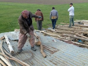 Yüksekova'da fırtınadan nasibini aldı