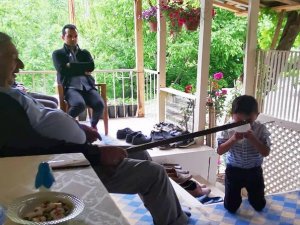 Virüs bayramda el öpmeye engel olamadı