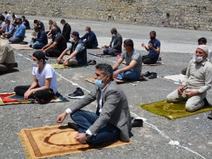 Karlı Sümbül dağı manzaralı Cuma namazı