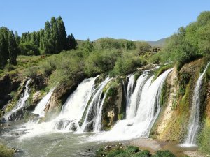 Muradiye Şelalesi ziyaretçilerini bekliyor