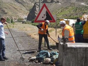 Hakkari-Van karayolu çöplerden arındırıldı