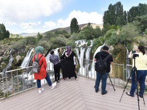 Vatandaşlar Muradiye Şelalesi’ne akın etti