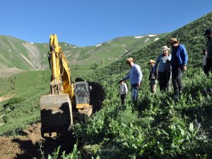 Köylüler kendi imkanları ile su kanalı yaptı