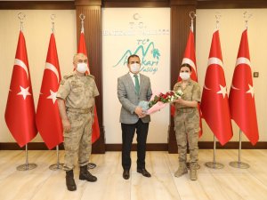 Jandarma personeli Vali Akbıyık'ı ziyaret etti