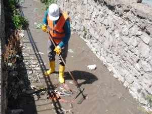 Hakkari’deki dere yatakları çöpten arındırıldı