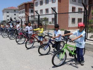 Babasız çocukların bisiklet sevinci