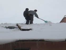 Çatılarda kar temizliği