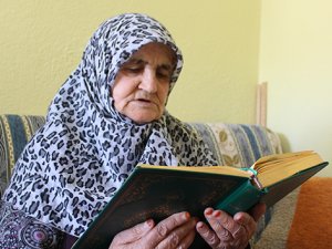 81 yaşında Kur'an-ı Kerim okumayı öğrendi