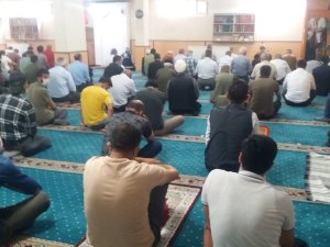 Belediye camisinde sosyal mesafeli Cuma namazı