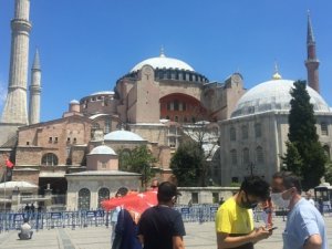 Ayasofya önündeki coşku devam ediyor