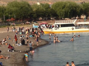 Van Gölü’nde yüzme keyfi