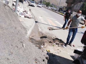 Yağmursuyu ızgaralarına atılan çöpler temizlendi