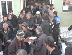 Hakkari polisi ikinci defa aşure dağıttı