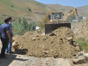 Çamdalı mezrasında yol çalışması sürüyor