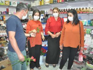 Kadın cinayetlerine tepki amaçlı gül dağıtımı