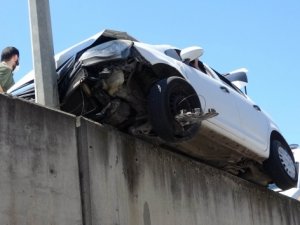 Kazada askıda kalan otomobilde can pazarı