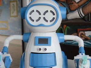 Bu robot ateş ölçüyor, dezenfektan sıkıyor, maske veriyor
