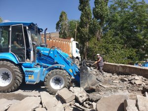 Hastane çevresi moloz ve çöplerden temizlendi