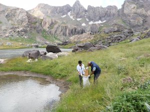 Cilo-Sat göllerinde çöp topladılar
