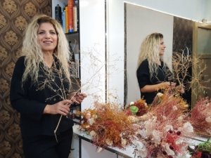 Doğadan topladığı bitkilerle gelin buketi yaptı