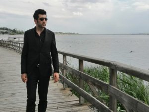 Hakkarili Yılmaz, Kenan İmirzalıoğlu’na benzerliğiyle dikkat çekiyor