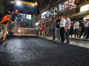 Asfalt çalışmaları dolunay ile bütünleşti