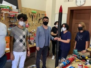 Öğretmen, öğrenciler uçuş yapabilen roket üretti