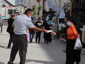 Muhtarlar derneği ücretsiz maske dağıttı