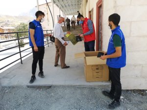 Hakkari'deki gönüllü gençler seccade dağıttı