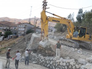 Hakkari belediyesinden istinat duvarı çalışması