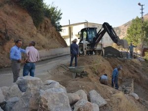 Şemdinli'de yol yapım çalışması