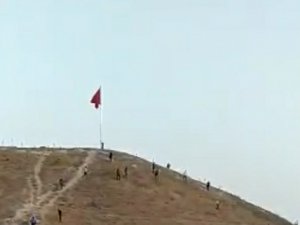Türk bayrağını indirmeye çalışan kişi tutuklandı