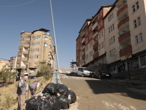 Hakkari’de bina sakinlerine çöp tepkisi