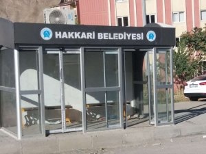 Hakkari’de otobüs durağı ne hale geldi!