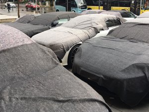 Dolu yağışında lüks araçlar zarar gördü