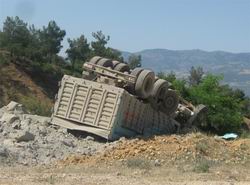 TRAFİK KAZASI 1 ÖLÜ 3 YARALI