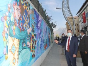 Hakkari’deki istinat duvarları resim sergisine dönüştü