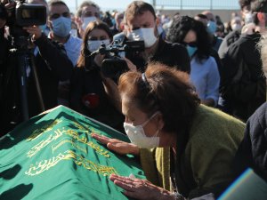 İzmir depremi: Aynı aileden 3 kişi toprağa verildi