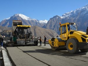 Hakkari’de asfalt çalışmalarına hız verildi