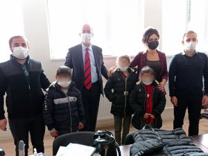 35 öğrenciye kışlık mont yardımı yapıldı.