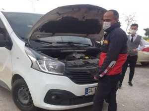 Araç motoruna sıkışan kedi kurtarıldı