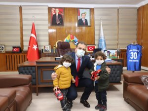 Vali Akbıyık, çocuklarla bir araya geldi