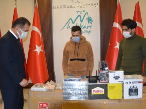 Vali Akbıyık Teknofest'e katılan Tatlı’ya malzeme desteği