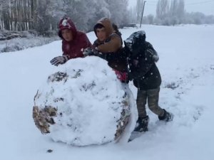 Yüksekovalı çocukların kar sevinci