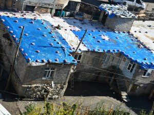 Kerpiç evlerin damı böyle korunuyor!