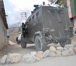 YOLLARDAKİ BARİKATLAR KALDIRILMADI