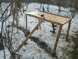 Vatandaştan kuşlar için ahşaptan yemlik