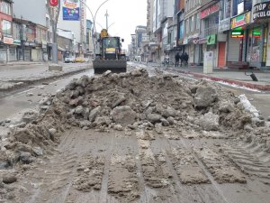 Yüksekova’da kar temizleme çalışması