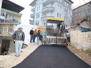 Hakkâri’de ara sokaklara ilk defa asfalt serildi